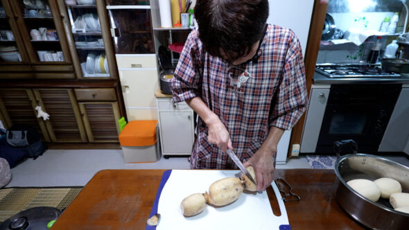 レンコン料理を作るひろ子さん