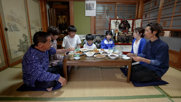 食卓を囲む酒井さん一家