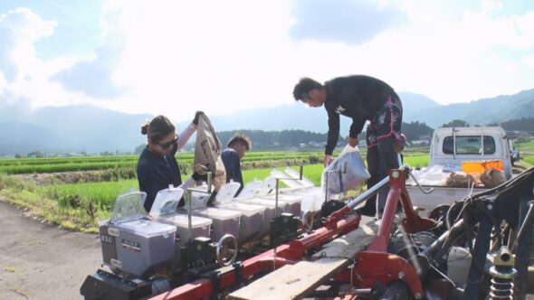 家族総出で種まきの準備
