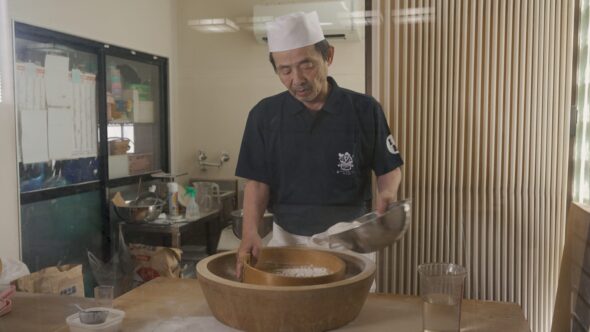 越前そばを打つ「ゑびすや」店主の木下善博さん