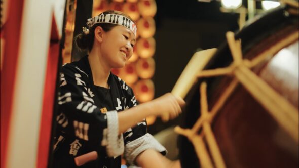 お囃子の音が秋田の夏夜を賑やかにする